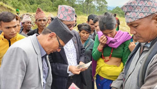 अछामका बाढीपहिरो पीडितलाई मन्त्री कुँवरद्वारा राहत प्रदान 