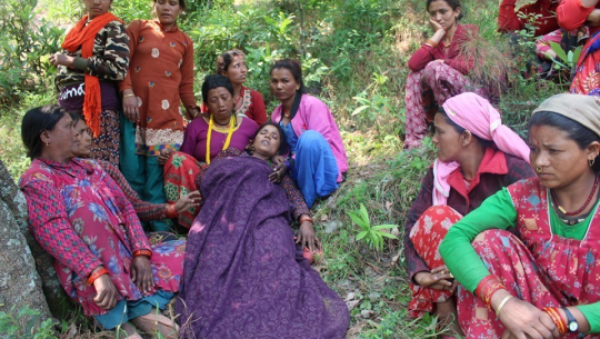 बाजुरामा माटोको ढिस्कोमा पुरिएकी एक महिलाको उद्धार