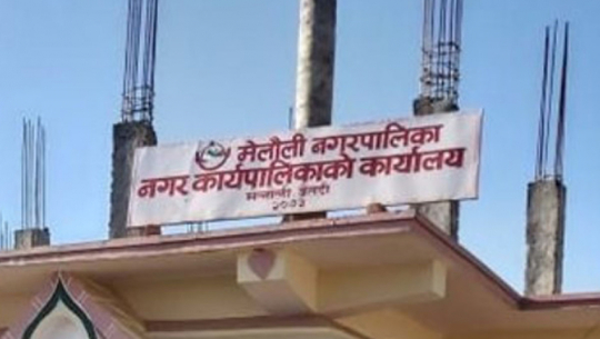 बैतडीको मेलौलीले गाउँमै पुगेर  सामाजिक सुरक्षा भत्ता वितरण गर्दै