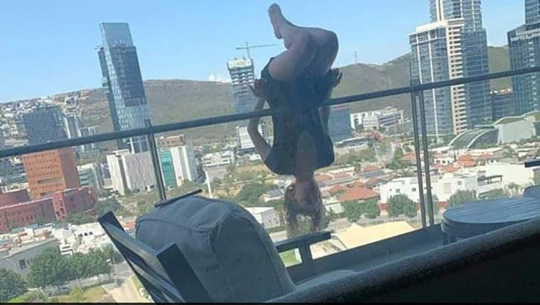 योगा गर्दा गर्दै युवती ६ तलाबाट खसेपछि...