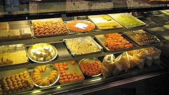 धनगढीका पाँच पसलबाट मिठाइ जफत