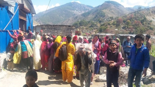 बझाङमा नुन लिनेको भिड लाग्न थालेपछि प्रशासनद्वारा नुन वितरणमा रोक