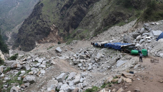 भारतले बाटो खन्दा दार्चुलाको माल्पा क्षेत्रमा खसेका चट्टान हटाउने काम सुरु