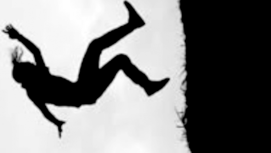 बझाङमा एक महिला रुखबाट लडेर घाइते