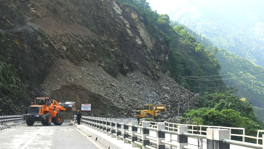 बाढीपहिरोबाट विभिन्न राजमार्गमा यातायात अवरुद्ध