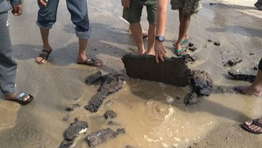 Drinking water pipe bursts on Mohanapul-Attaria 6-lane road