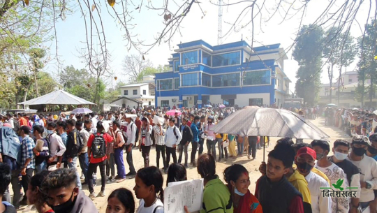 हातमा स्नातकको प्रमाणपत्र, ४० दिने जागिरका लागि तछाडमछाड