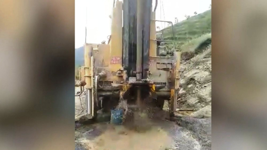 बैतडीको सतबाँजमा डीप बोरिङबाट पानी निकालियो