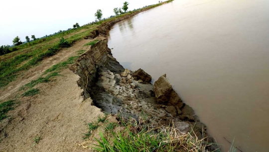 हिउँदमै बढ्दो कर्णाली नदी कटान, टीकापुरको बस्ती उच्च जोखिममा