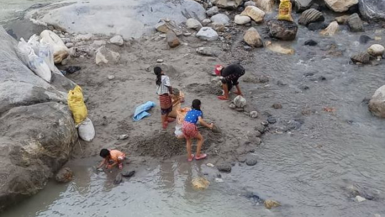 दार्चुलाको खलंगा क्षेत्रको महाकाली नदीबाट बालुवा गिट्टी निकाल्न रोक