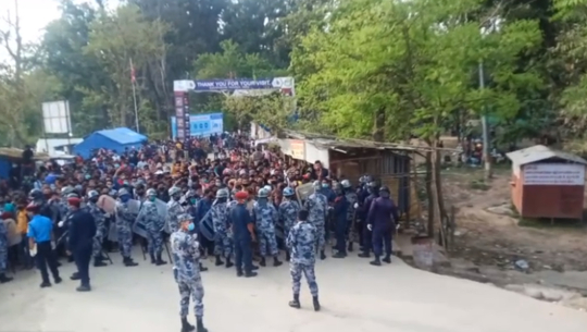 गौरीफन्टा नाकामा अलपत्र नेपालीको नारावाजी