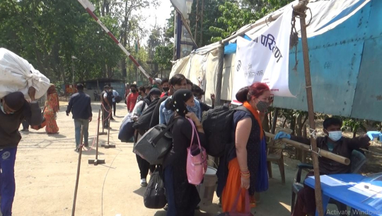 त्रिनगर नाकामा चरम लापरवाही, बिना एन्टिजेन जाँच धमाधम भित्रिदै