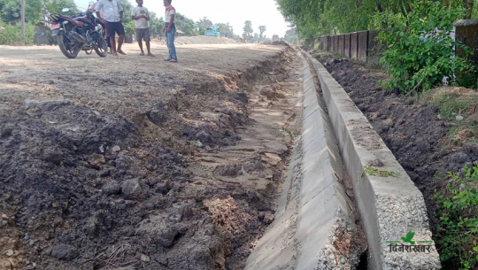 धनगढीमा निर्माण भएको डेढ महिनामै भत्कियो हुलाकी सडकको नाली 