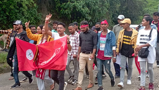 डडेल्धुरामा लाग्यो ‘नालायक सरकार मुर्दावाद’को नारा, मूल्यवृद्धि फिर्ता गर्न माग 