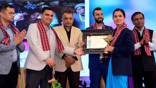 बैतडीकी अनमी पुजारा उत्कृष्ट नर्स अवार्डले सम्मानित 