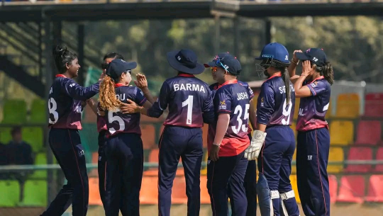 नेदरल्यान्ड्सविरुद्धको खेलमा बलिङ गर्दै नेपाल