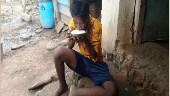 जन्मेदेखि दुधमात्रै खाएर बाँचेका भुजंग, दाल भात खुवाउने प्रयास असफल