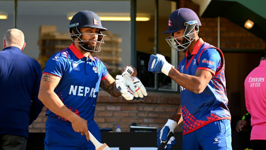 एसिया कप क्रिकेटमा भारत विरुद्ध ब्याटिङ गर्दै नेपाल