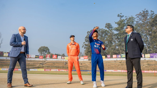 नेदरल्यान्ड्सविरुद्ध पहिले बलिङ गर्दै नेपाल