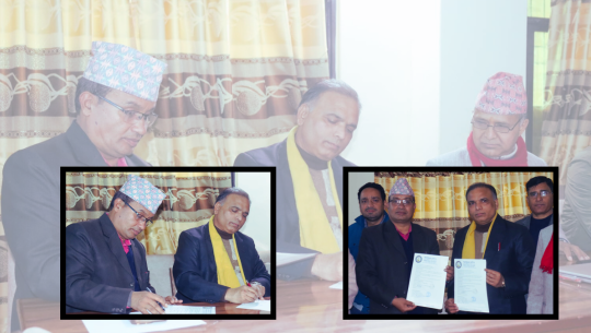 सम्झौतापत्रमा हसताक्षर गर्दै कैलाली बहुमुखी क्याम्पसका प्रमुख सह–प्राध्यापक डा. लोकबहादुर बिष्ट र किरोरी मल कलेज, वाणिज्य विभागका प्राध्यापक डा. पुष्पेन्द्र कुमार । तस्बीरः जयन्त सिंह भाट  