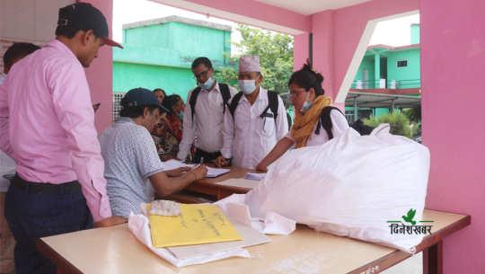 निर्वाचन सामग्रीसहित मतदान केन्द्रतर्फ लागे कर्मचारी