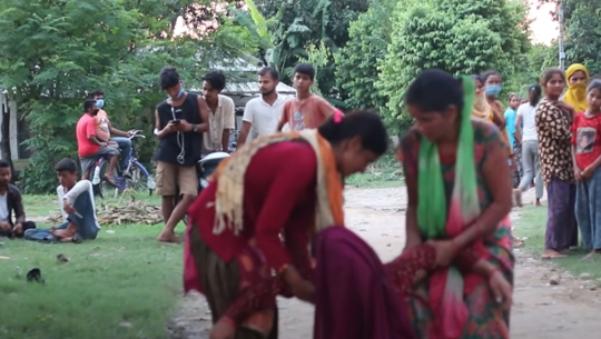३६ बर्षीय युवकको मृत्युपछि घटनास्थलमा जम्मा भएका आफन्त