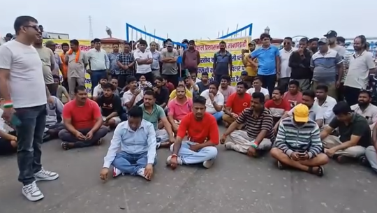 नेपालबाटै यात्रु बोक्न पाउनुपर्ने भन्दै भारतीय ट्याक्सी व्यवसायी आन्दोलित