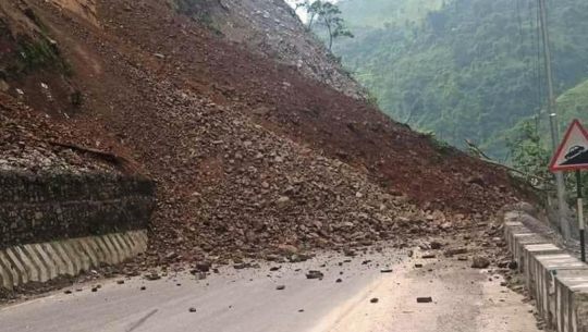 पहिरोले दार्चुला–गोकुलेश्वर सडकखण्ड अवरुद्ध 
