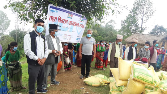 अछाममा अतिविपन्न सय जनालाई खाद्यान्न सहयोग