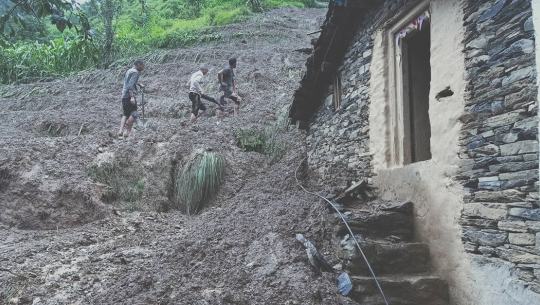 बझाङमा पहिरोका कारण तीन घर भत्किए
