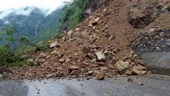 पहिरोले महकाली राजमार्ग अवरुद्ध