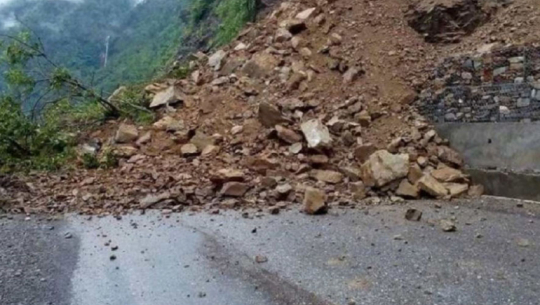 दार्चुलामा सडक अवरुद्ध, यात्रु अलपत्र 