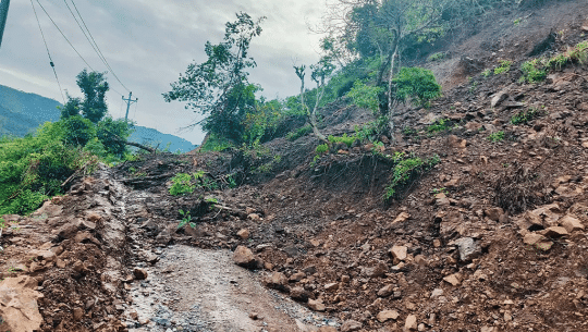 पहिरोले देहिमाडौँ–गिरेगडा सडक अवरुद्ध