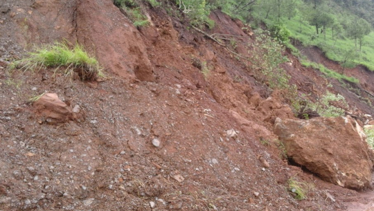 बैतडीमा पहिरोले एक घर पुरियो