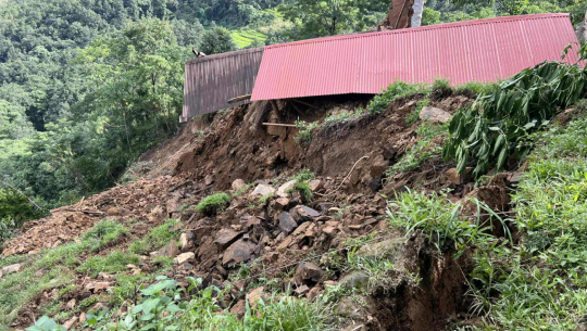 इलाममा पहिरोमा परी १४ जनाको मृत्यु