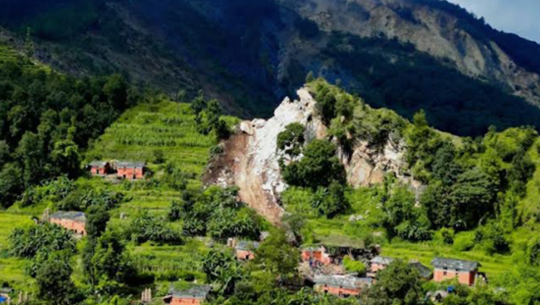 बैतडीको पुर्चौडीमा पहिरोले एक घरमा पूर्ण क्षति, १० घर जोखिममा