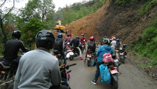 बझाङको जालेबगरमा पहिरो खस्दा जयपृथ्वी राजमार्ग अवरुद्ध