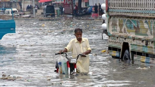 पाकिस्तानमा बाढीले १० अर्ब डलरको क्षति