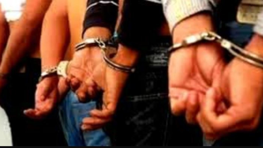 कैलालीः मध्यरातमा हतियारसहित हिडिरहेका तिन युवक पक्राउ