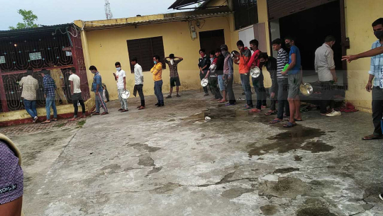 पलिया क्वारेन्टाइनबाट नेपाली मजदुरको गुनासो– एक छाक खाना दिन्छन्, पेटभरी हुँदैन्
