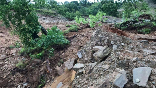 डोटीमा पहिरोमा आएको ढुंगा लागेर बालक घाइते