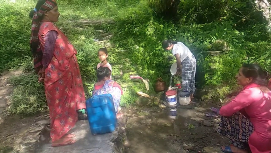 डडेल्धुरामा खानेपानीका मुहान सुक्दै