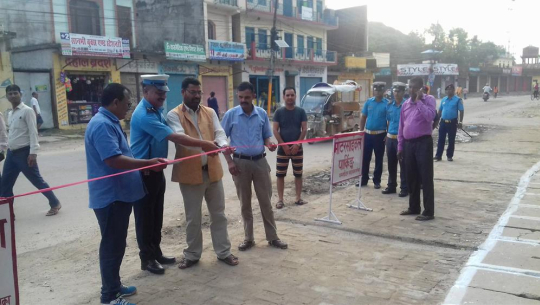 धनगढीमा सडक क्षेत्रमै बनाईएको पार्किङ प्रभावकारी हुन सकेन