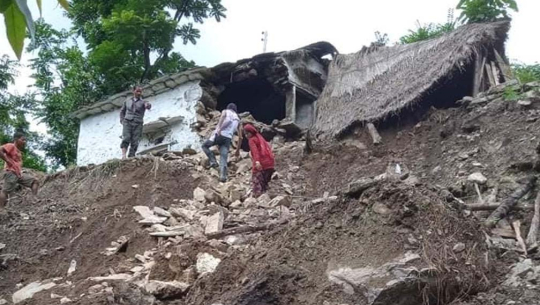 बाजुरामा पहिरोले एक घर बगायो, बस्ती जोखिममा