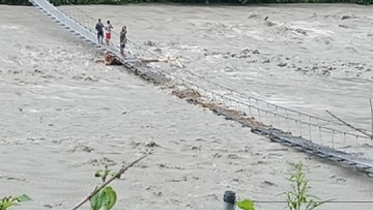 बाजुराको ताप्रीसेरा झोलुंगे पुल माथि भएर बग्न थाल्यो नदी