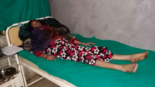 बच्चा नभएको भन्दै श्रीमानले छाडेकी मैना उपचार अभावमा अस्पतालको शैयामा छट्पटाउदै
