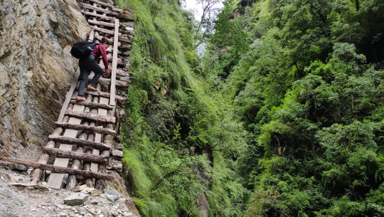 बाजुरावासीको पीडाः डर लाग्दो भिरमा भ-याङको साहारा
