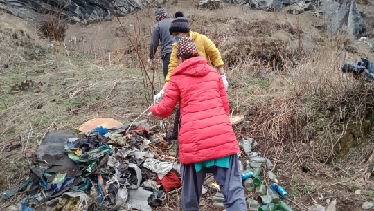 बझाङ्गमा यार्सा संकलन क्षेत्रमा फोहोर व्यवस्थापन अभियान