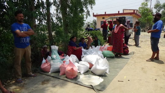 धनगढीको नवदुर्गा टोलका स्थानीयले कुहिएको ४७ कठ्ठा चामल फिर्ता गरे