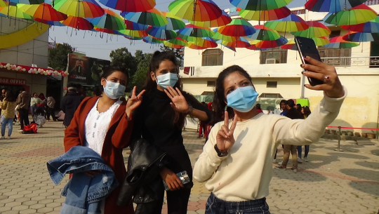 धनगढीको ‘अम्ब्रेला स्ट्रिट’ मा फोटो खिच्ने र टिकटक बनाउनेको घुइँचो